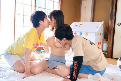 Siêu phẩm khi bố má tái hôn, 2 cậu con trai có thêm 1 cô người tình ngực khủng