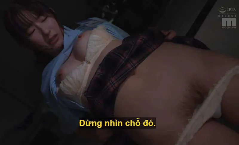 Sếp toan tính "lên giường" với cô nhân viên dưới quyền kiêu kỳ, lười nhác, suốt ngày chỉ chăm chăm chat chit cùng người yêu.